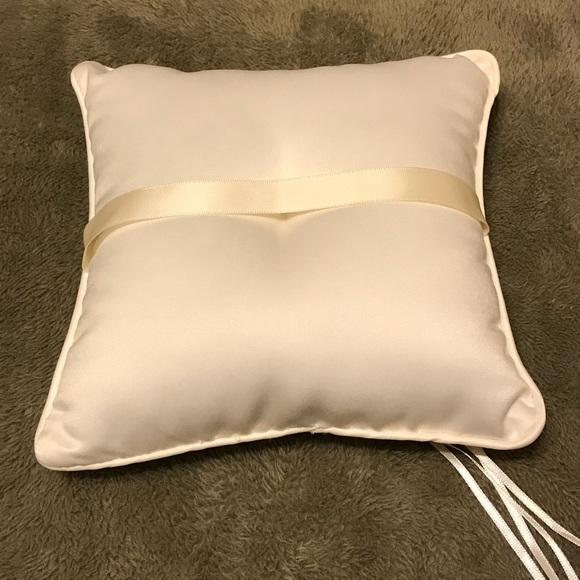 NWT David’s Bridal Ivory Ring Bearer Pillow - Picture 5 of 5